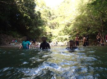 津波警報から逃れるようにリバートレッキング