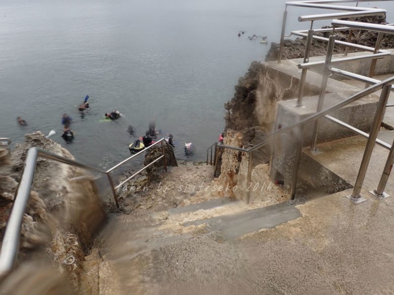 真栄田岬、エントリー付近の階段拡張工事終わったみたいです