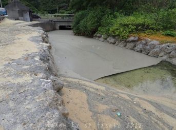 2022/2/22現在、沖縄恩納村マリブビーチ西端の川の軽石状況