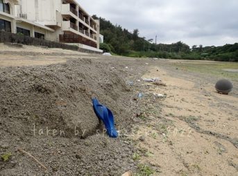 2022/3/20現在、沖縄恩納村マリブビーチ正面、出入り口付近の軽石状況