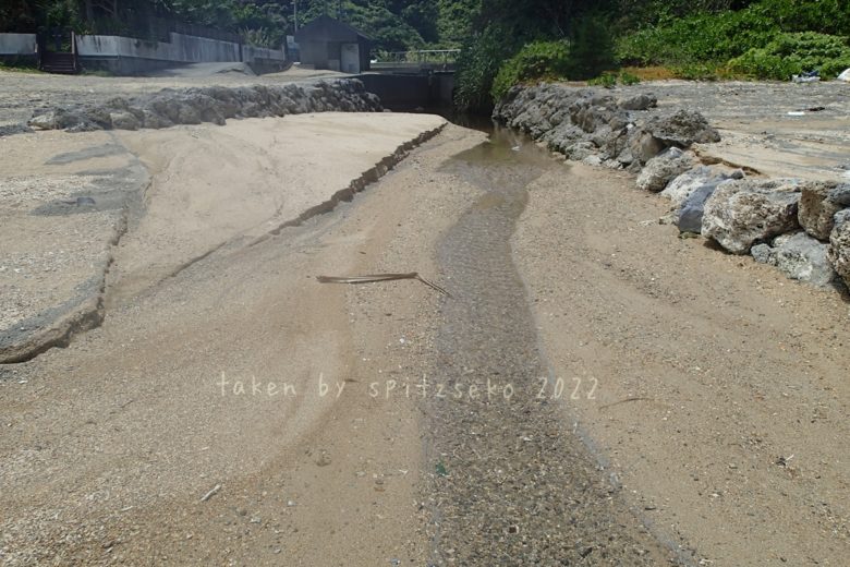 2022/4/25現在、沖縄恩納村マリブビーチ西端の川の軽石状況